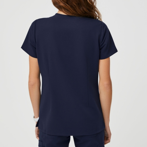 FIGS Casma Three-Pocket Scrub Top Technical Collection - Picture 3 of 10
